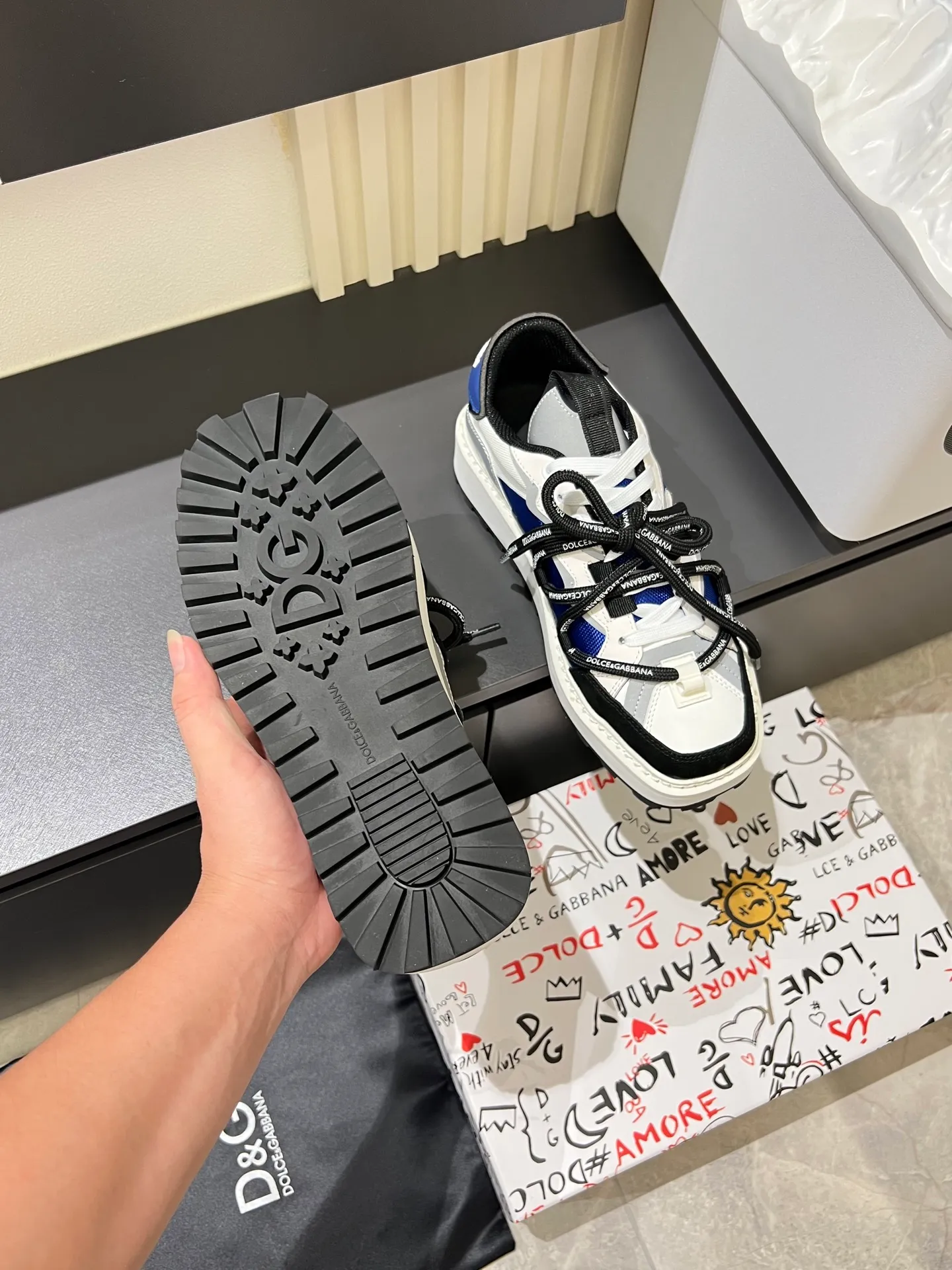 Men's men's shoes💰p640 Dolce&Gabbana/Dolce & Gabbana men's new casual sports shoes This sneaker is made of multiple materials. The nylon fabric upper is integrated with glossy leather, suede leather and rubber elements, and is decorated with reflective details. It has a silk-screen logo and a dual design of thick round and flat laces. It has a square toe, rubber foam midsole and gear pattern rubber composite sole decorated with the iconic "DG" logo. The shoe body is decorated with three-dimensional labels with the brand logo in many places. The style is fashionable and elegant, and the unique design is presented in a dazzling and modern new language. The fabric lining is paired with logo cowhide feet for a stylish and stylish look! Comes with a full set of packaging! Size: 38-44 leather shoe size (45.46 can be customized but does not support returns)